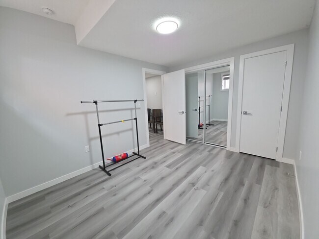 Photo - 9910-9153 153 St NW