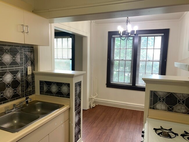 Building Photo - 130 Forest Ave