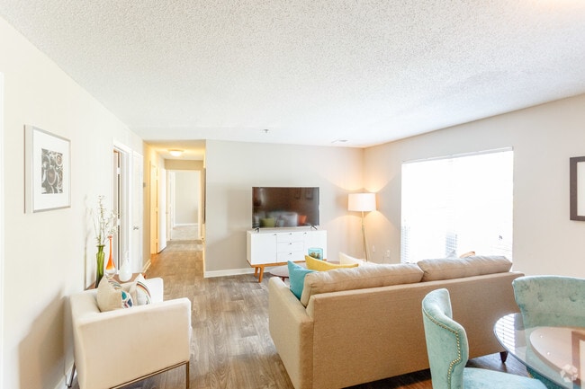 2BR, 1.5 BA - 925 SF