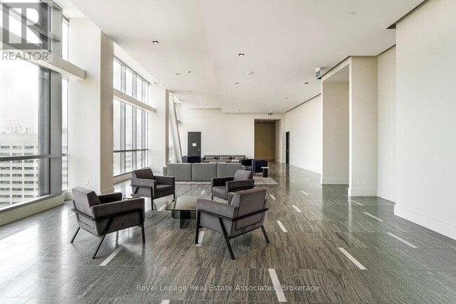 Photo - 488 University Ave Unit 2302