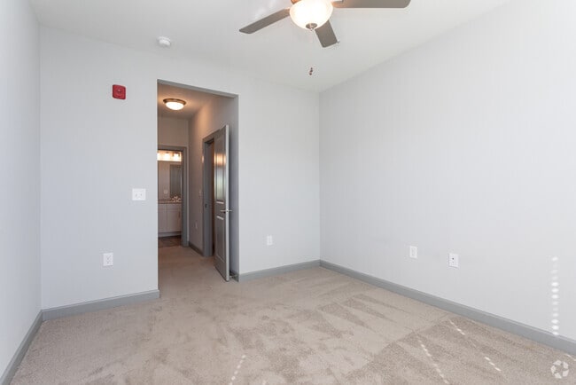 2BR, 2BA - 1043SF - Master Bedroom