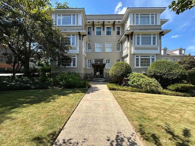 Building Photo - 18 Peachtree Cir NE Unit #5 Rental