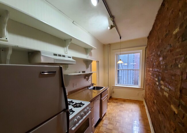 Building Photo - 23 Temple St Unit 1 Rental