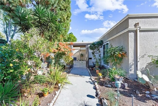 Building Photo - 494 Calle Cadiz