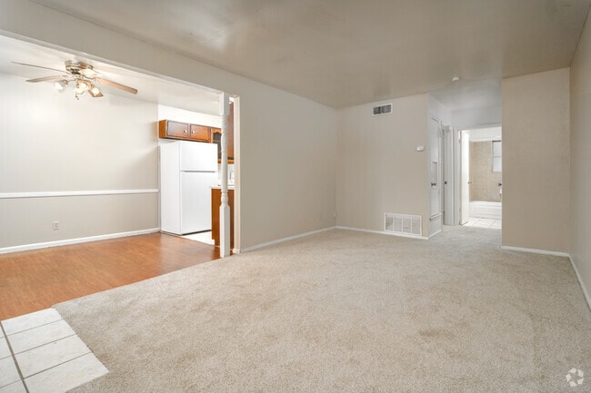 1BR, 1BA - 670SF - Living Room
