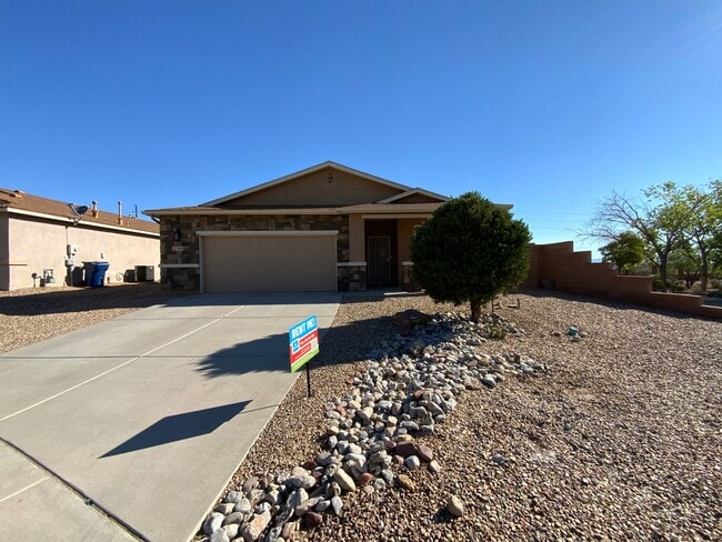 Building Photo - 4 Bedroom Single Story Home Available Near...