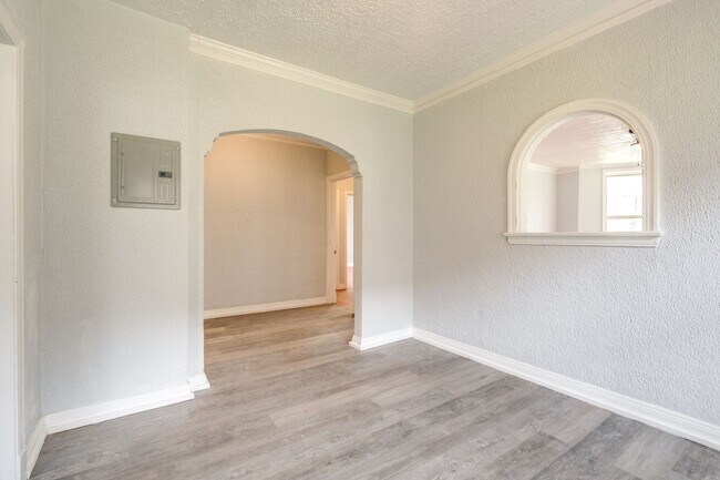 Photo - 2840 S Moreland Blvd Unidad #14