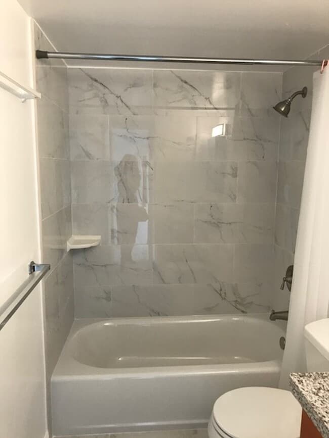 Building Photo - 2-bedrrom, 1-bath Lakeview Gardens Rental