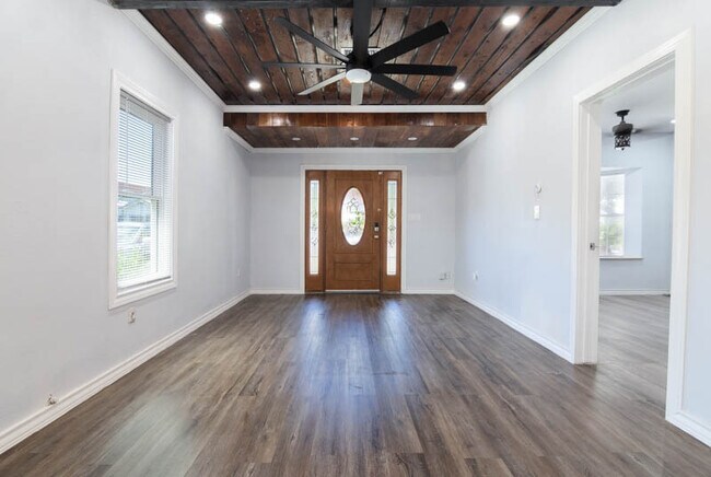 Photo - 560 W Highland Blvd