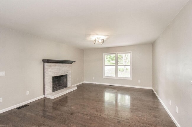 Photo - 6 bed/3 1/2 bath.  Pet Friendly