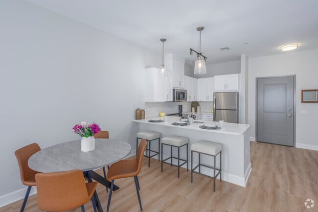 1 dormitorio, 1 baño - 823 pies cuadrados - Comedor - Fieldstone at Commack East