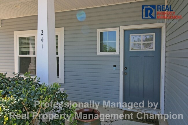 Building Photo - Spacious 3 BD/2.5 BA + Bonus Room | Community Boat Ramp & Dock Access