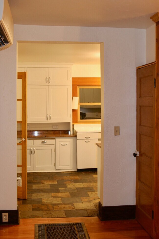 Photo - 549 E Mendenhall St Unit Downstairs