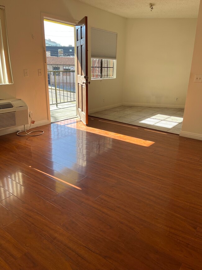 Building Photo - 1285 Vin Scully Ave Unit 5