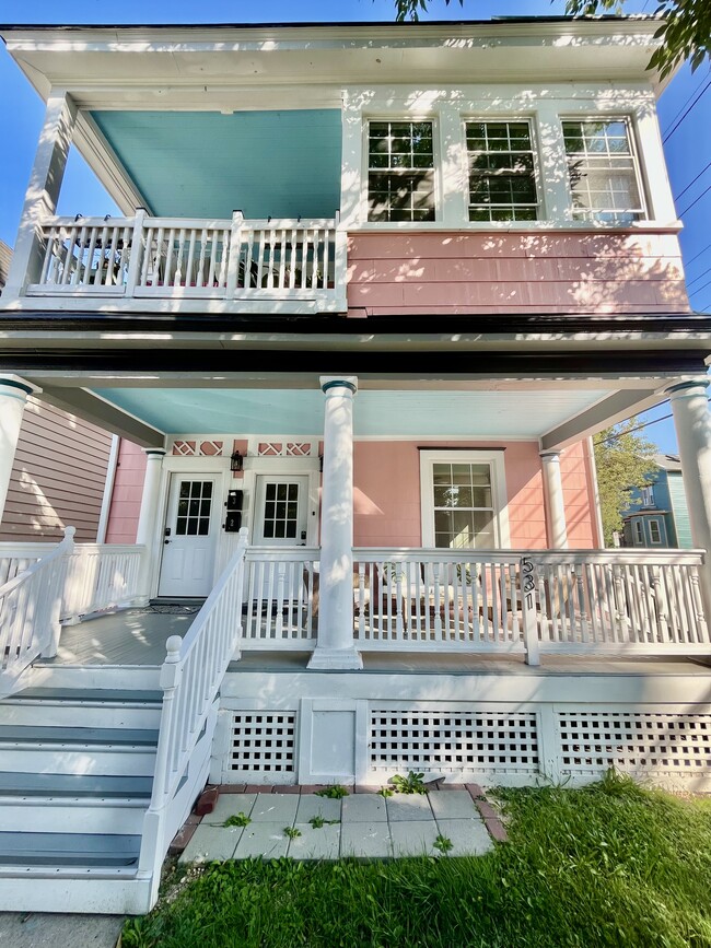 Separate entrance - 531 Straight St Unit #1