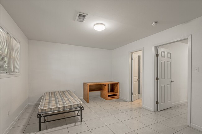 Photo - 604 Hayman St