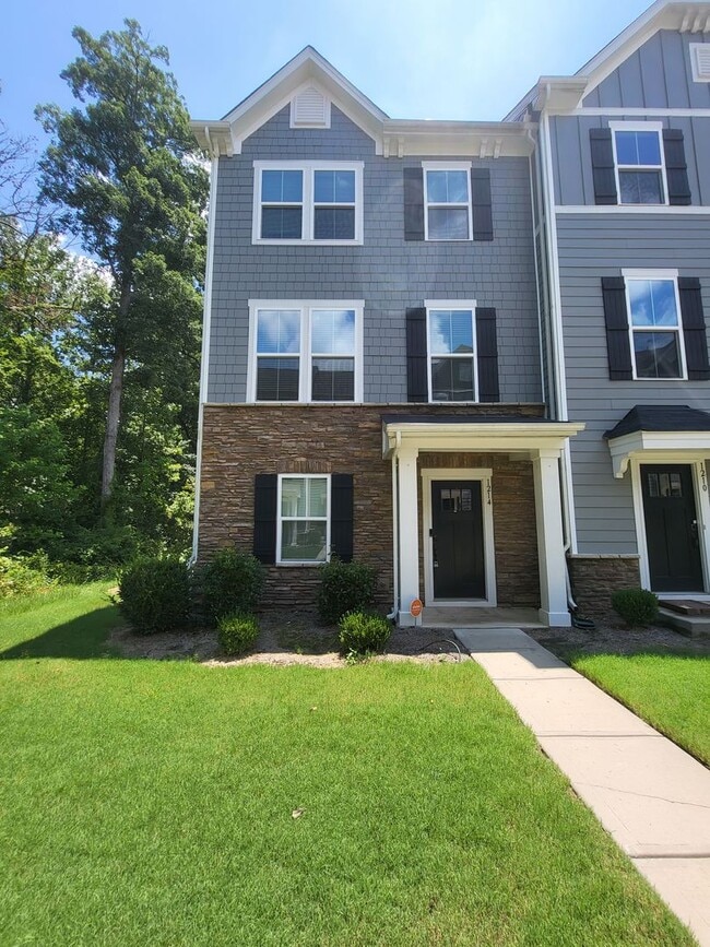 Building Photo - 3BR/2.5BA End Unit Townhome