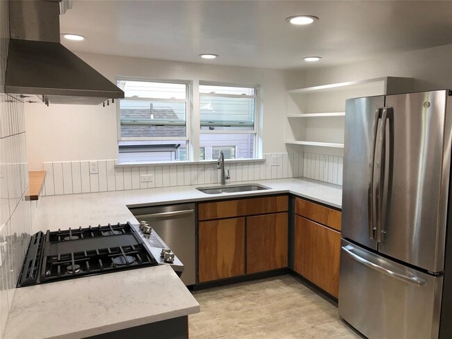 Photo - 2004 Rosewood Ave