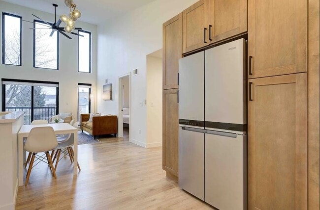 Building Photo - 925 E Otjen St Rental