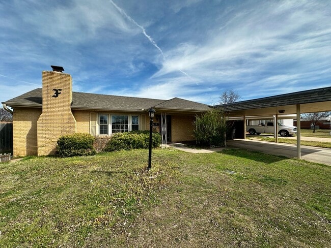 Building Photo - 3 Bedroom