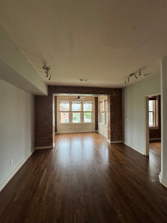 Living room / sunroom - 200 E 43rd St Unidad Berkeley condo