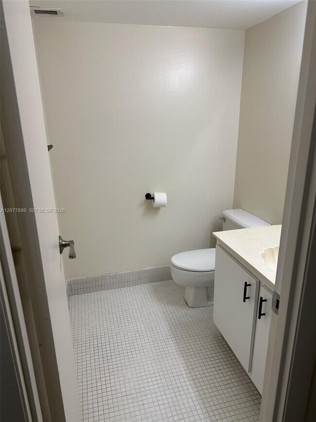 6061 N Falls Cir Dr Unit 106