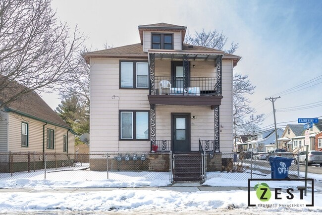 Building Photo - 90 Catherine St Unit 3