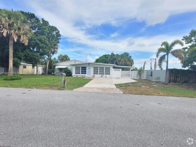 Building Photo - 1624 NE Orion St Unit 1624 Rental
