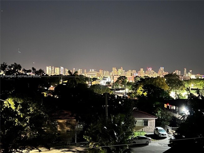 Building Photo - 3640 NW 9th St Unit 509