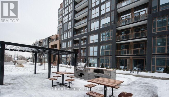 Photo - 2343 Khalsa Gate Unité 803