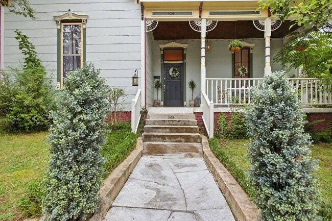 Photo - 324 W 9th St