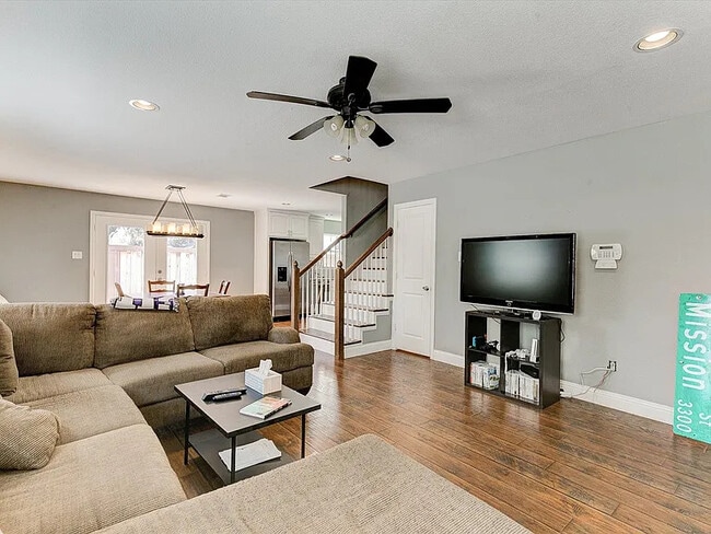 2313 W Devitt St
