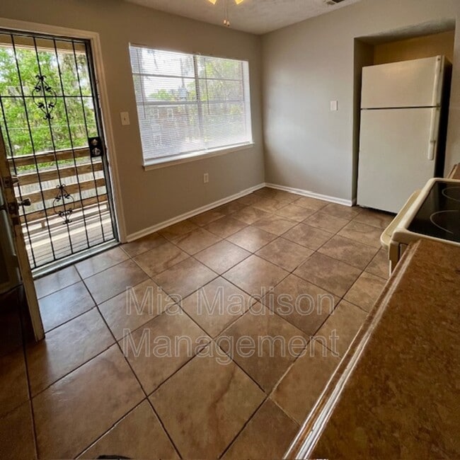 Photo - 2522 Semken Ave