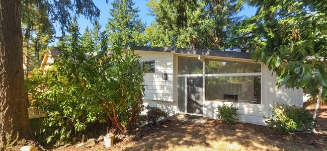 Building Photo - Charming Bellevue Home with Spacious Lot a...