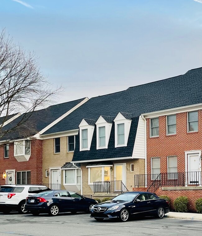 Building Photo - 203A Locust St SE