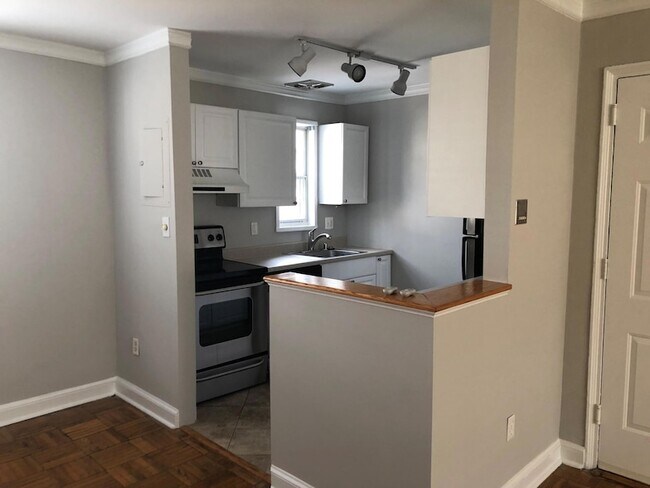 Photo - 1630 W Abingdon Dr Unit 201