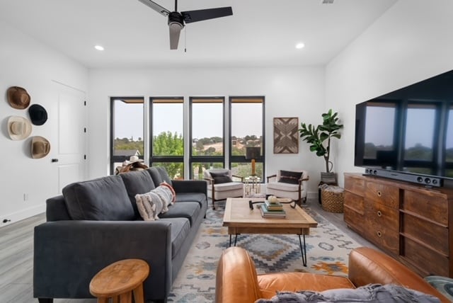 Amplia sala de estar con TV de 75 pulgadas - 306 Maplewood Ct Unidad Maplewood Ct