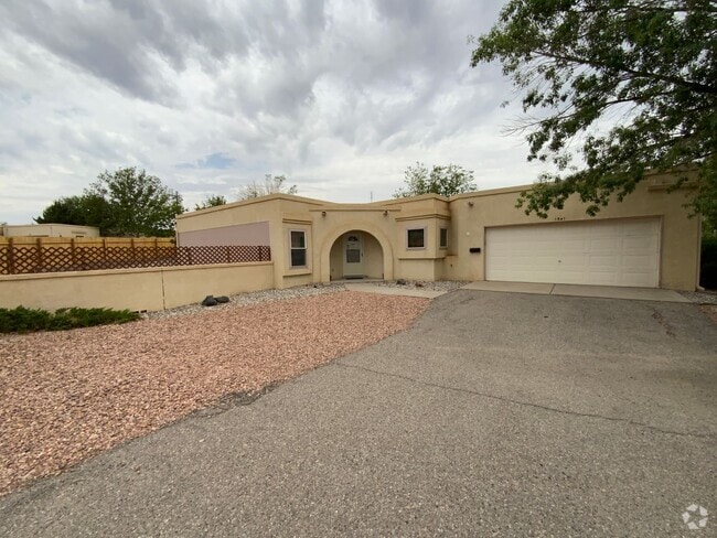 Building Photo - 2 Bedroom Single Story Home Available Near...