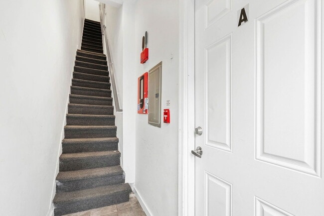 Photo - 2017 W Oxford St