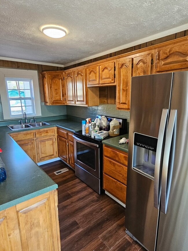 Photo - 560 Robinson Dr