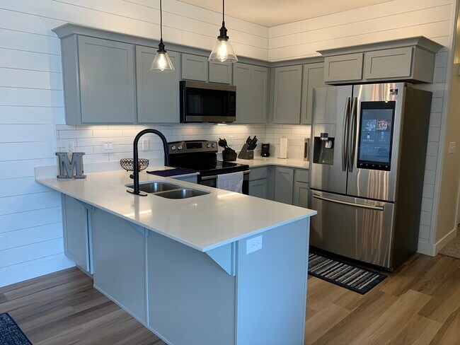 *PRIVATE ROOM* - 13032 S Tortola Dr