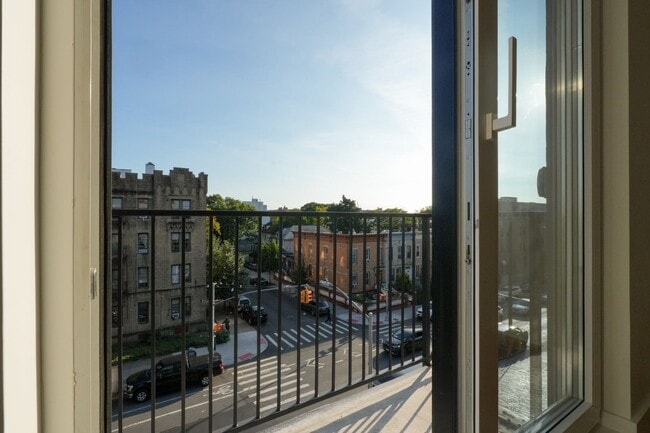 Photo - 271 E 28th St