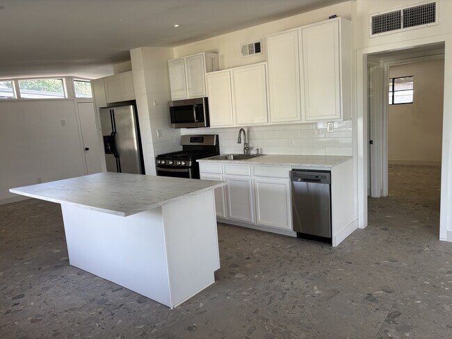 Photo - 519 W 16th St