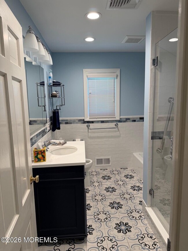 Photo - 320 Boulevard