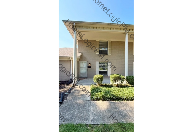 Building Photo - NORTH EAST SIDE 2 BEDROOM TOWNHOME AVAILABLE NOW!