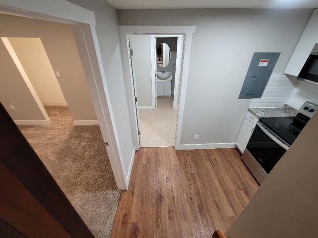 1240 Elmira St Unidad Downstairs South Room