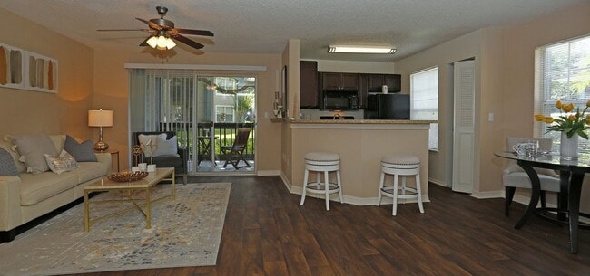 Building Photo - 31187 US 19 Unit 2