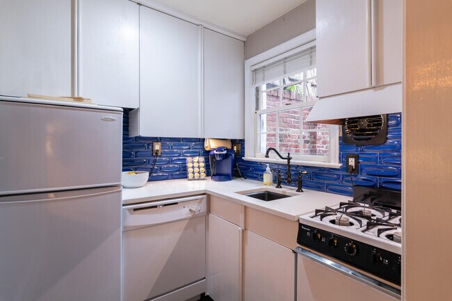 Photo - 636 G St SE