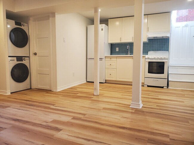 Photo - LARGE, very bright lower level loft apartment-  Available on April 1 is this beautiful, large and... Unité Lower