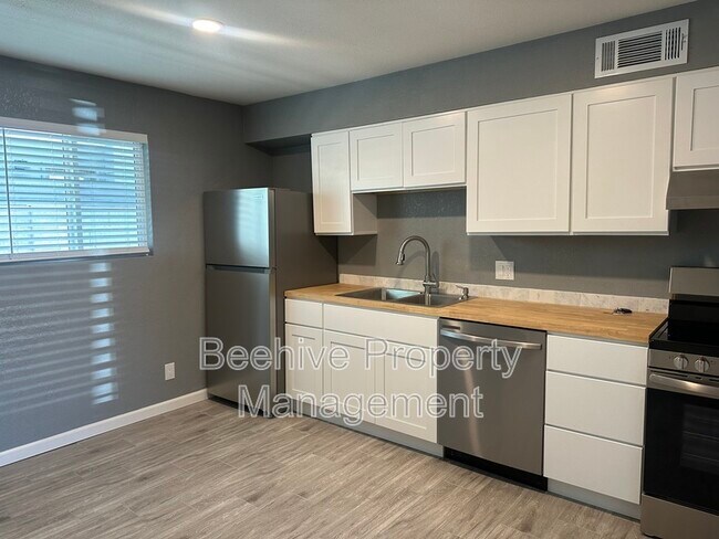 Photo - 1315 W 4th St